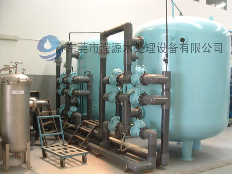  width=580 height=460 /><br /></div><div>應(yīng)用范圍：系列全自動(dòng)軟水器：可廣泛應(yīng)用于蒸汽鍋爐、熱水鍋爐、交換器、蒸發(fā)冷凝器、空調(diào)、直燃機(jī)等系統(tǒng)的補(bǔ)給水的軟化。還可用于賓館、飯店、寫字樓、公寓、家居等生活用水的處理及食品、飲料、釀酒、工業(yè)鍋爐、熱交換器、空調(diào)、洗衣、印染、化工、醫(yī)藥、沐浴設(shè)備及食品、制藥、電子等行業(yè)的軟化水處理</div><div><br /></div><div>全自動(dòng)軟化水是將軟化器運(yùn)行及再生的每一個(gè)步驟實(shí)現(xiàn)軟水自動(dòng)控制，并采用時(shí)間、流量或其它感應(yīng)器等方式來啟動(dòng)再生。全自動(dòng)軟水器裝置的基本構(gòu)成為：FLECK或Autotrol多路控制閥、樹脂罐（含001＊7樹脂）、鹽箱及管路系統(tǒng)。軟水機(jī)除去水中過多的鈣鎂離子，通過離子交換的方式，達(dá)到除垢的目的。</div></div>
						<div   id=